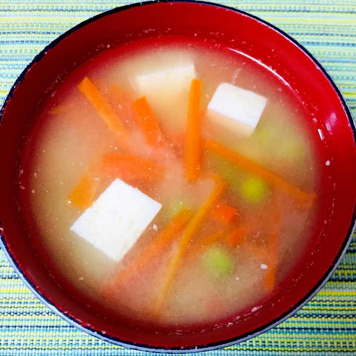 グリーンピースと人参と豆腐のお味噌汁